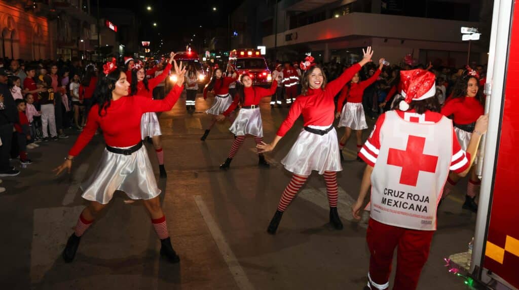 Disfrutan guaymenses del desfile navideño 12 95