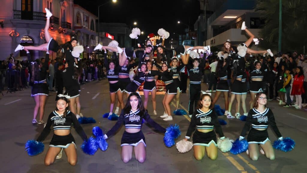 Disfrutan guaymenses del desfile navideño 13 96 1