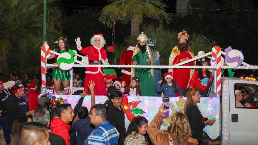 Disfrutan guaymenses del desfile navideño 14 97