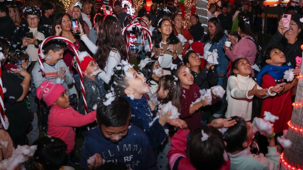Disfrutan guaymenses del desfile navideño 15 98 1
