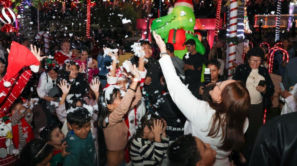 Disfrutan guaymenses del desfile navideño 16 99 1