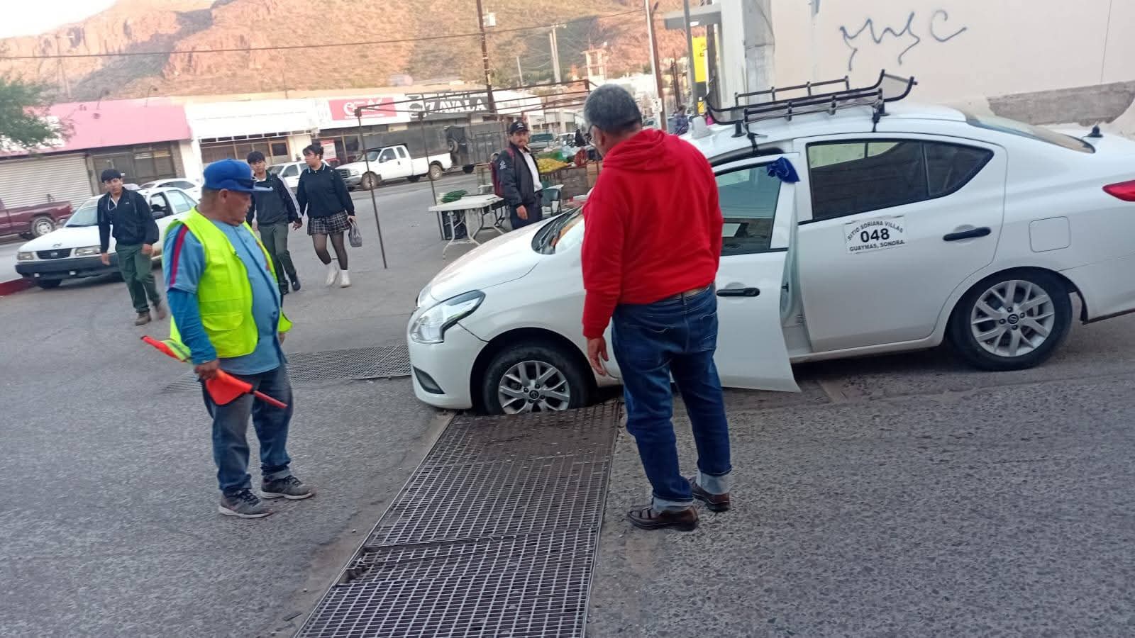 Cae taxi a alcantarilla