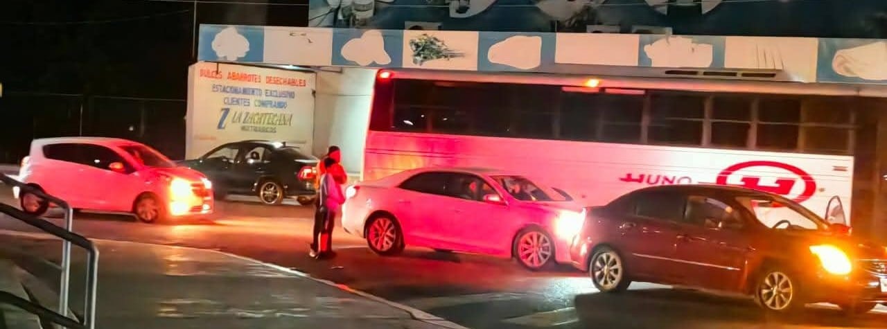 Chocan vehículos en la calle 20