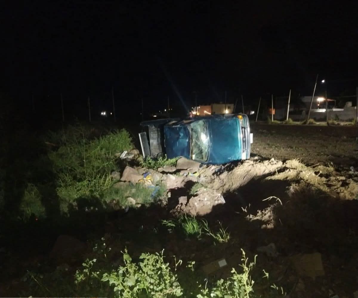 Se vuelca vehículo en el Tular