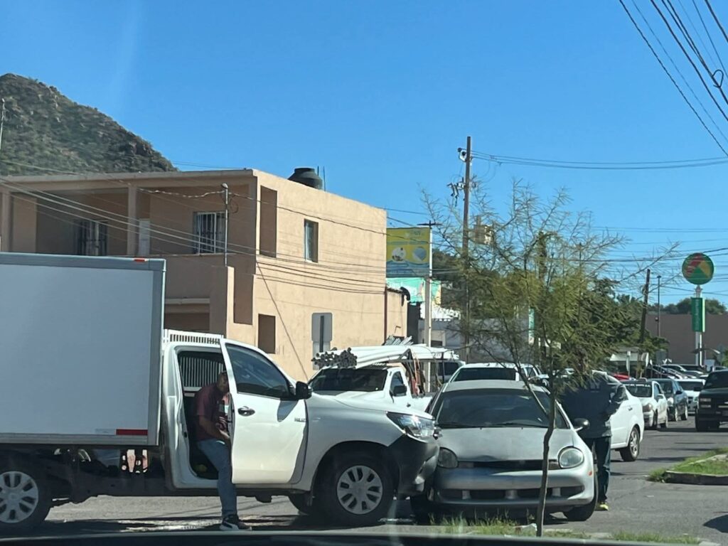 Le corta preferencia de circulación y provoca choque 1 choque