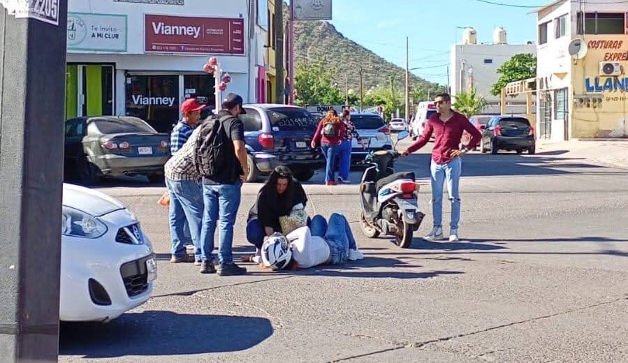 Mujer cae de motocicleta 1 Mujer cae de motocicleta