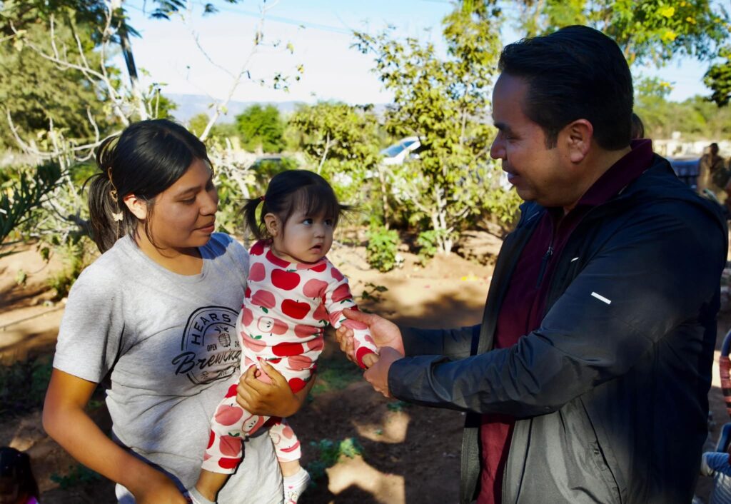 Heriberto Aguilar festeja a la niñez en Vícam 1 FB IMG 1766359710856