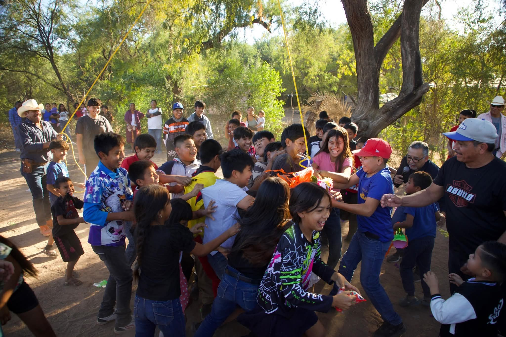 Heriberto Aguilar festeja a la niñez en Vícam