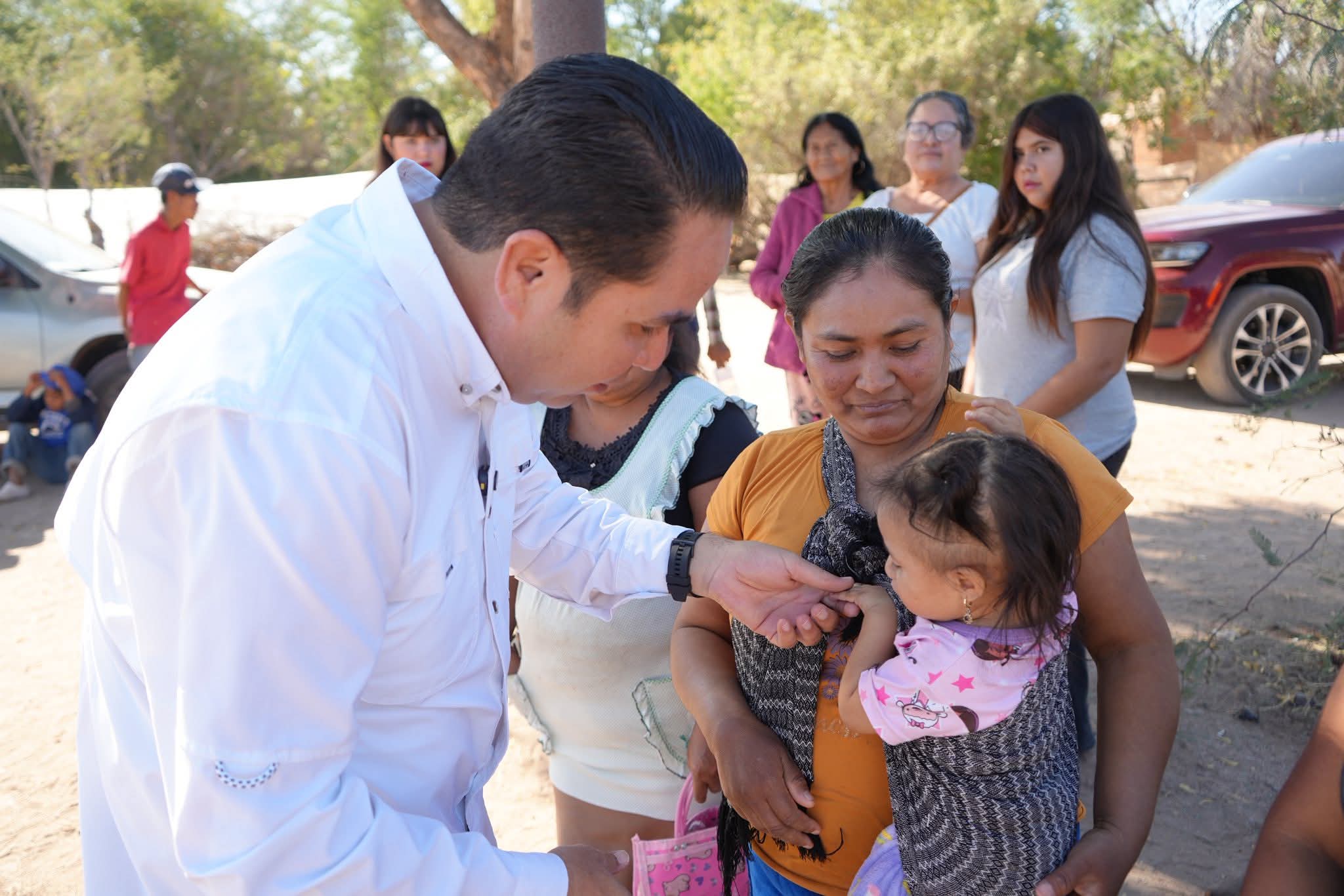 Senador realiza posada para niños del valle