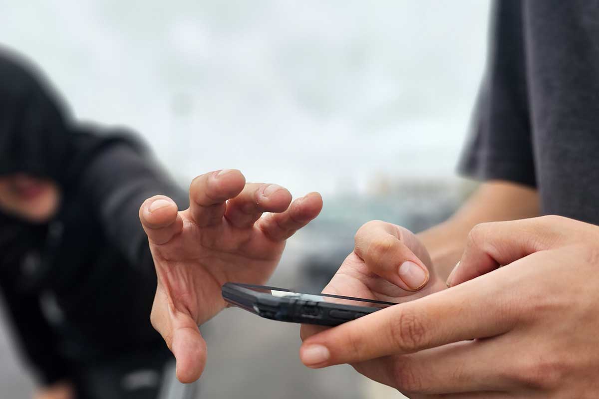 Despojan de teléfonos celulares a jovencitos