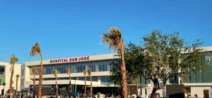 Roban vehículo afuera de hospital