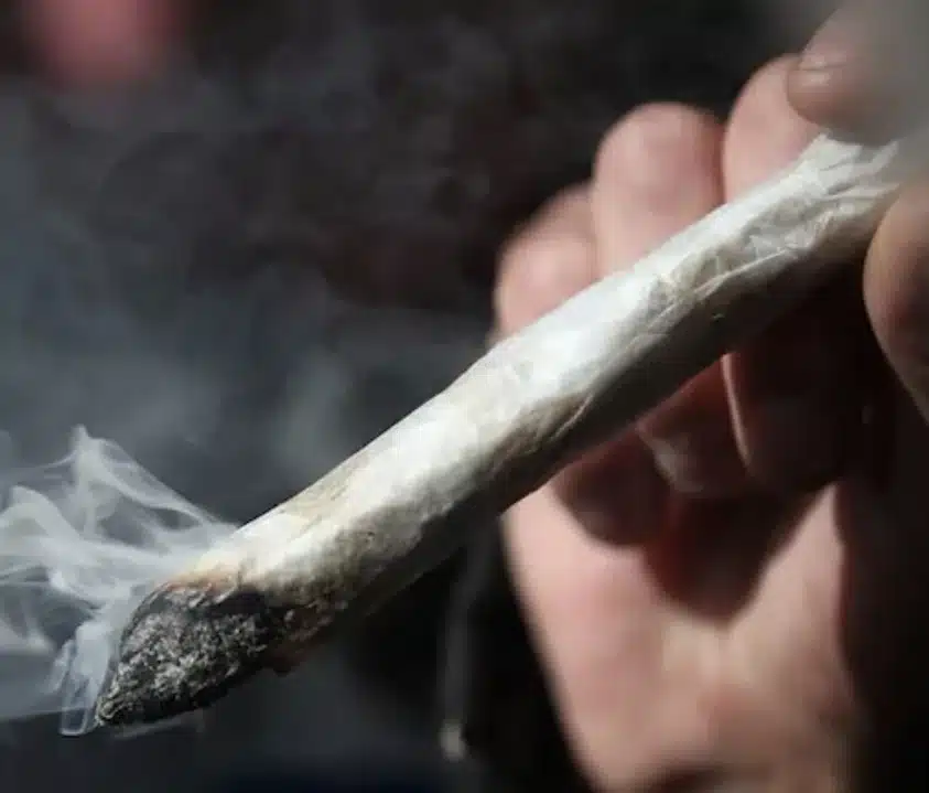 Detienen a adolescentes por fumar mariguana