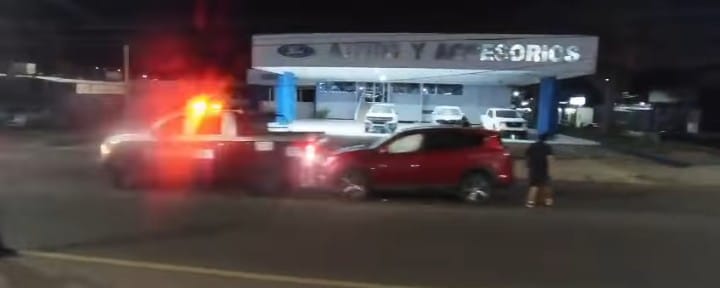 Choca auto contra patrulla