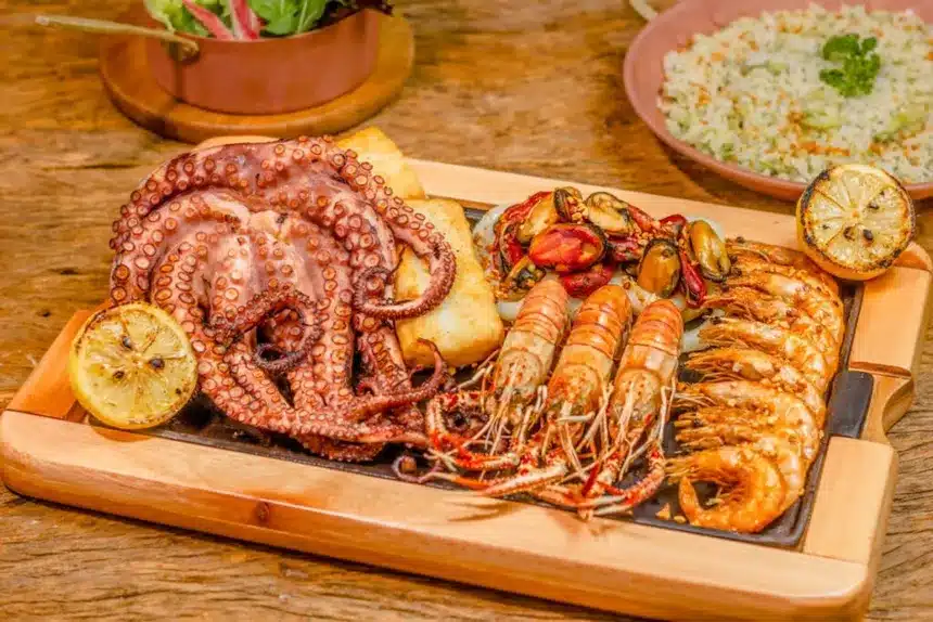 Comprar marisco antes de Nochebuena ahorra hasta un 40%. Un error al congelarlo te arruina la cena 1 Tabla de mariscos scaled e1668548389668 1024x683 1