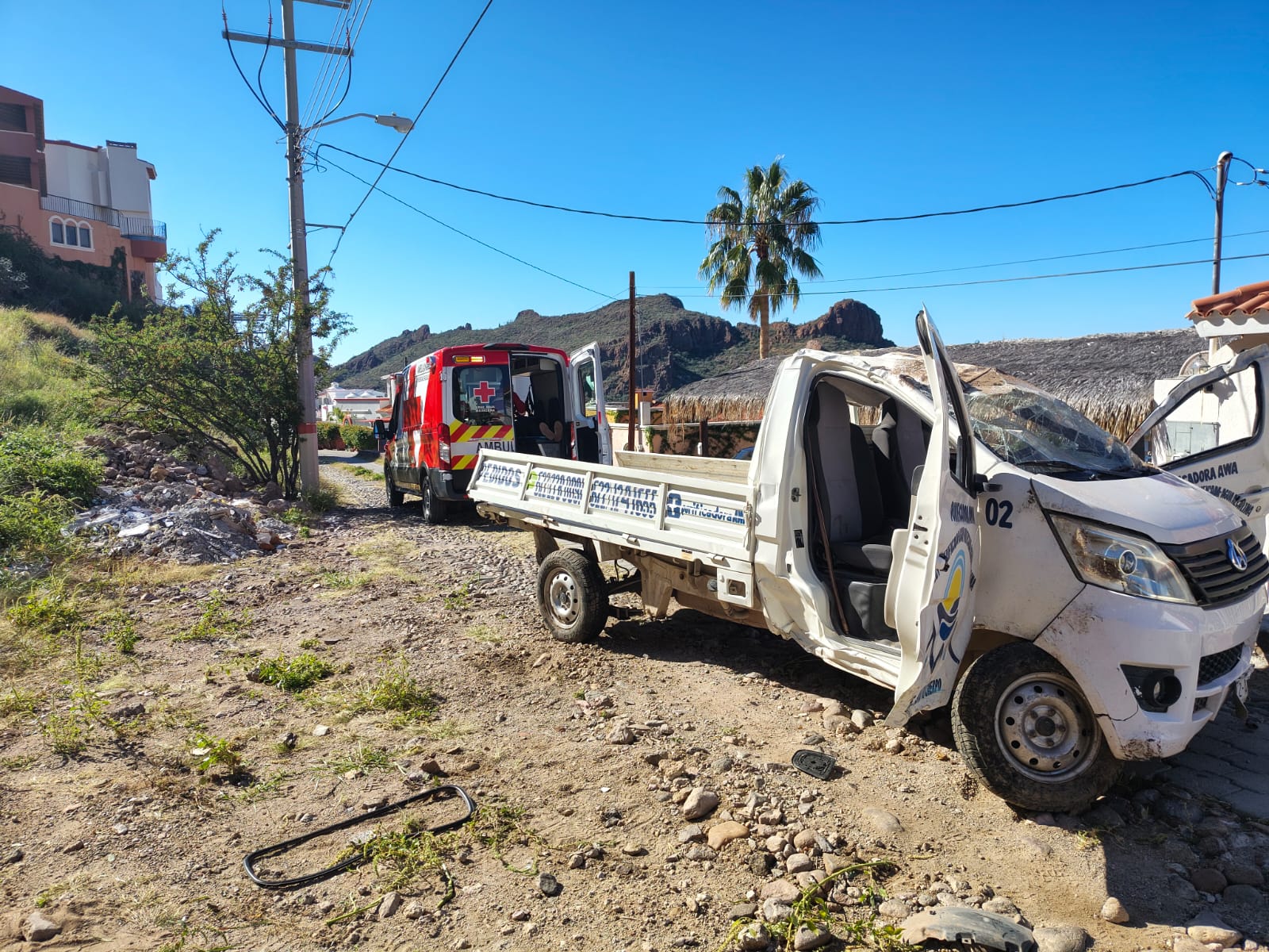 Resultan lesionados en volcadura