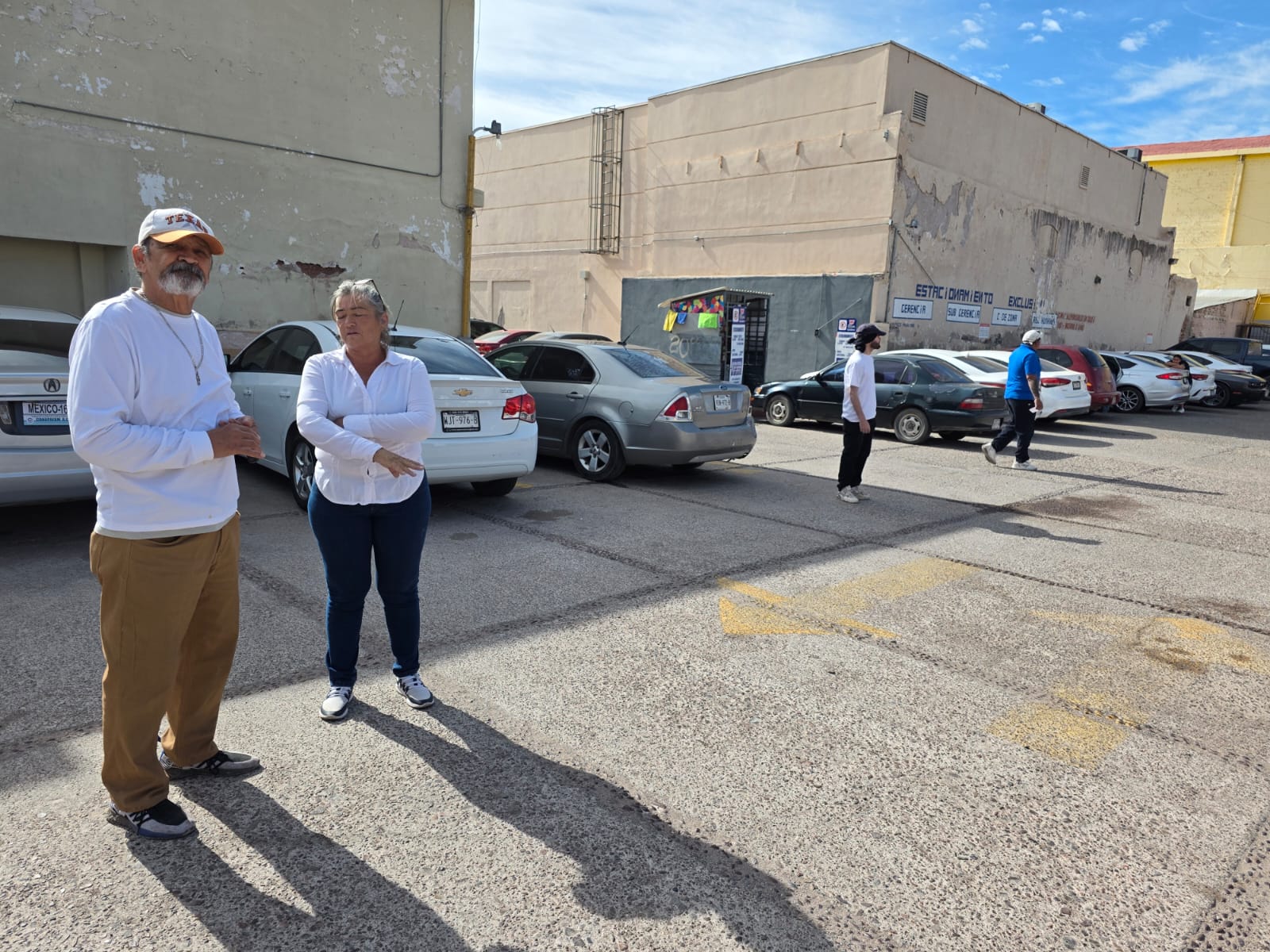 Retienen automóviles en estacionamiento