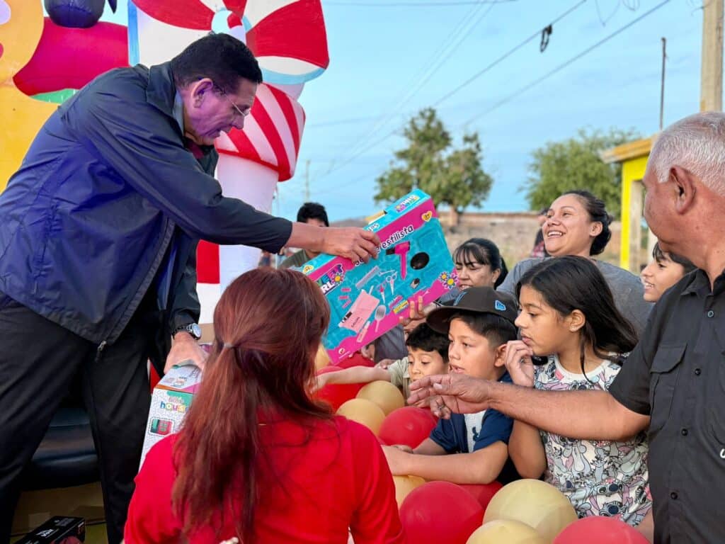 Lleva alcalde juguetes a niñas y niños de colonias de la periferia 7 WhatsApp Image 2025 12 29 at 6.57.11 PM