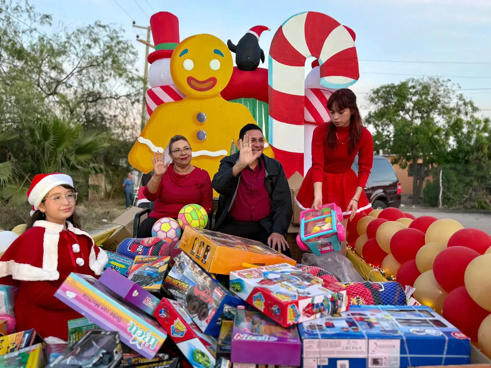 Lleva alcalde juguetes a niñas y niños de colonias de la periferia