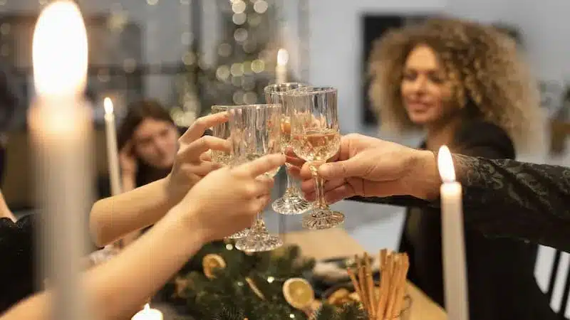 brindis de fin de ano o ano nuevo MCFXCQO4WJFVRKTD76LHETZ3KY