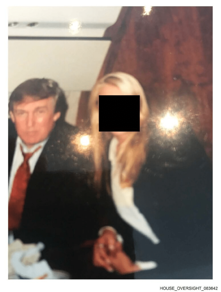 Demócratas revelan fotos de Trump en mansión de Epstein 1 image