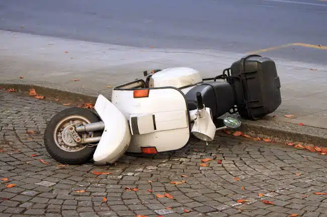 Menor se lesiona al caer de motoneta