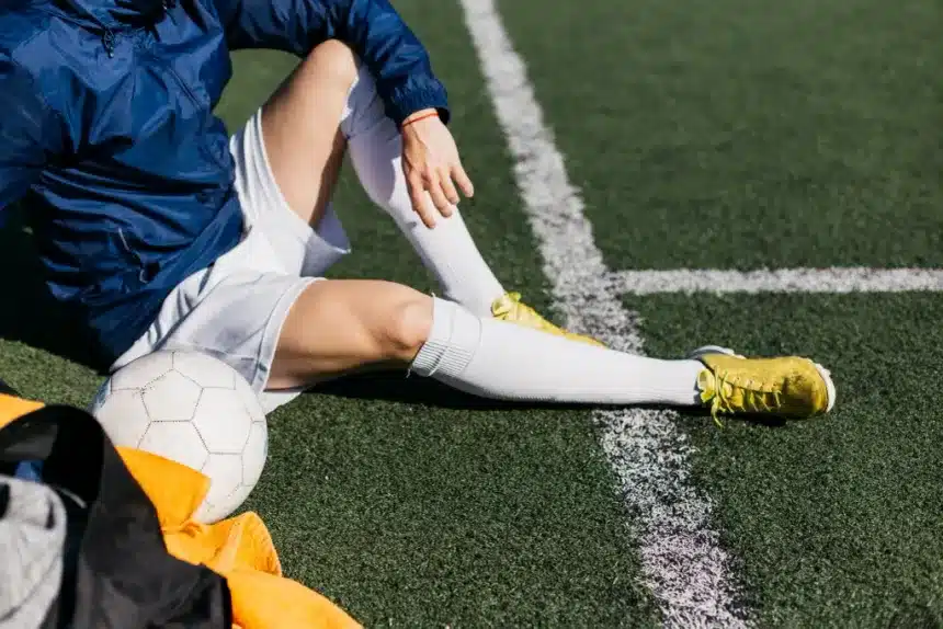 El quarterback estrella de kansas city inicia su proceso de recuperación tras cirugía de rodilla 1 jugador de futbol sentado en campo 1024x683 1