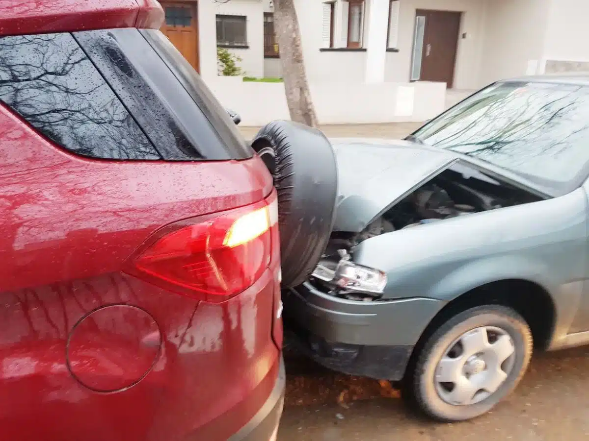 Participan tres vehículos en accidente