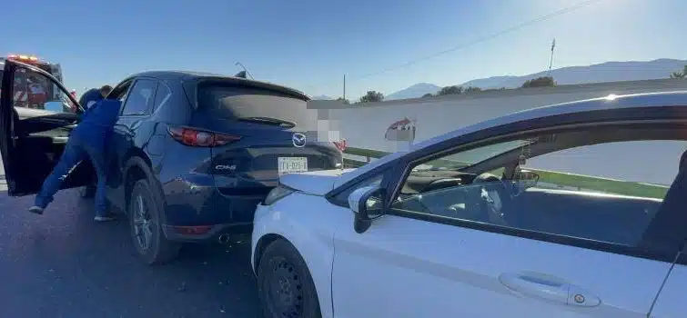 Chocan vehículos en el bulevar Tetakawi