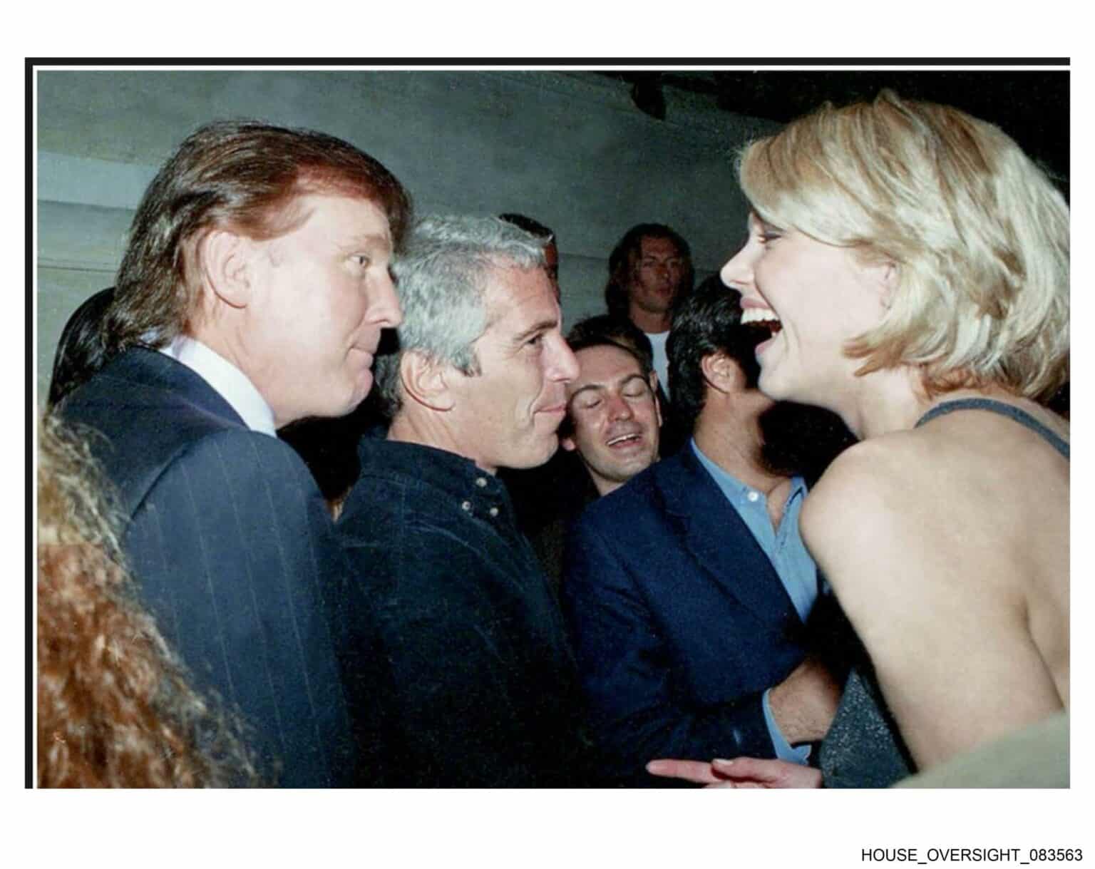 Demócratas revelan fotos de Trump en mansión de Epstein