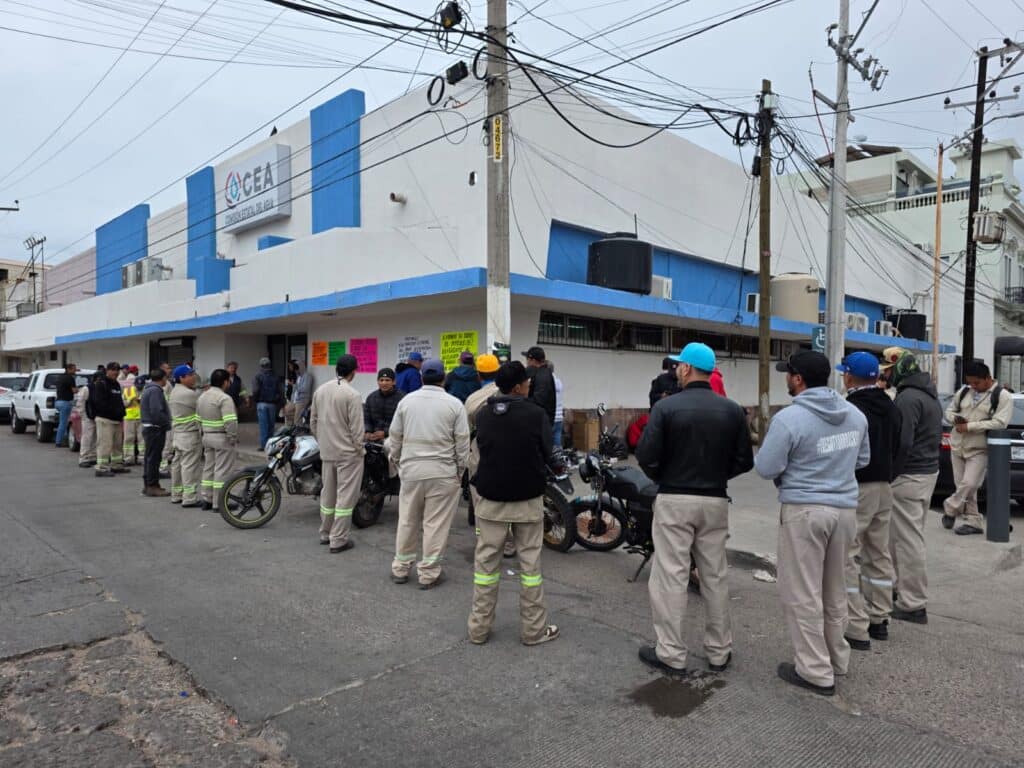 Realizan protesta trabajadores de la CEA 2 10