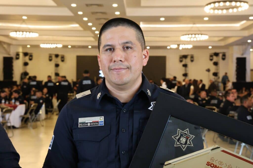 Reconoce Gobernador Durazo a Karla Moroyoqui y Antonio Reyes como Policías del Año en Sonora 2 Karla