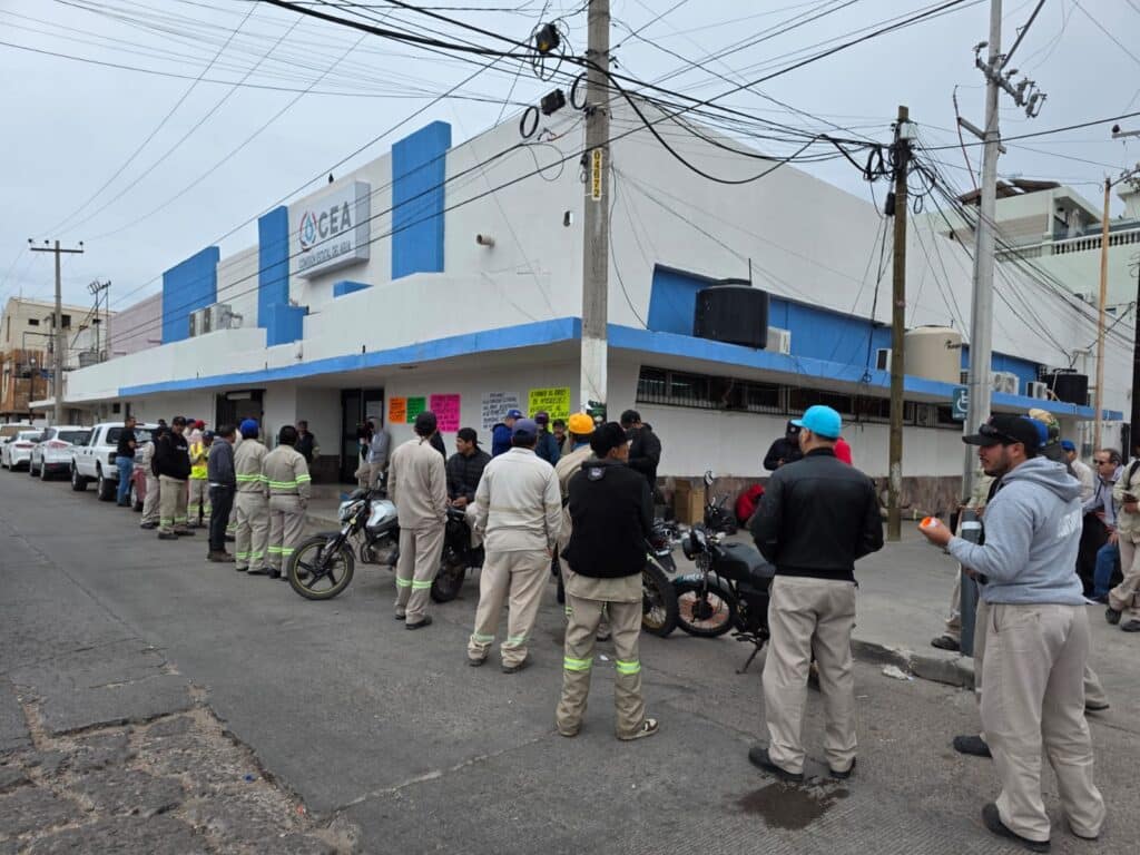 Realizan protesta trabajadores de la CEA 3 11