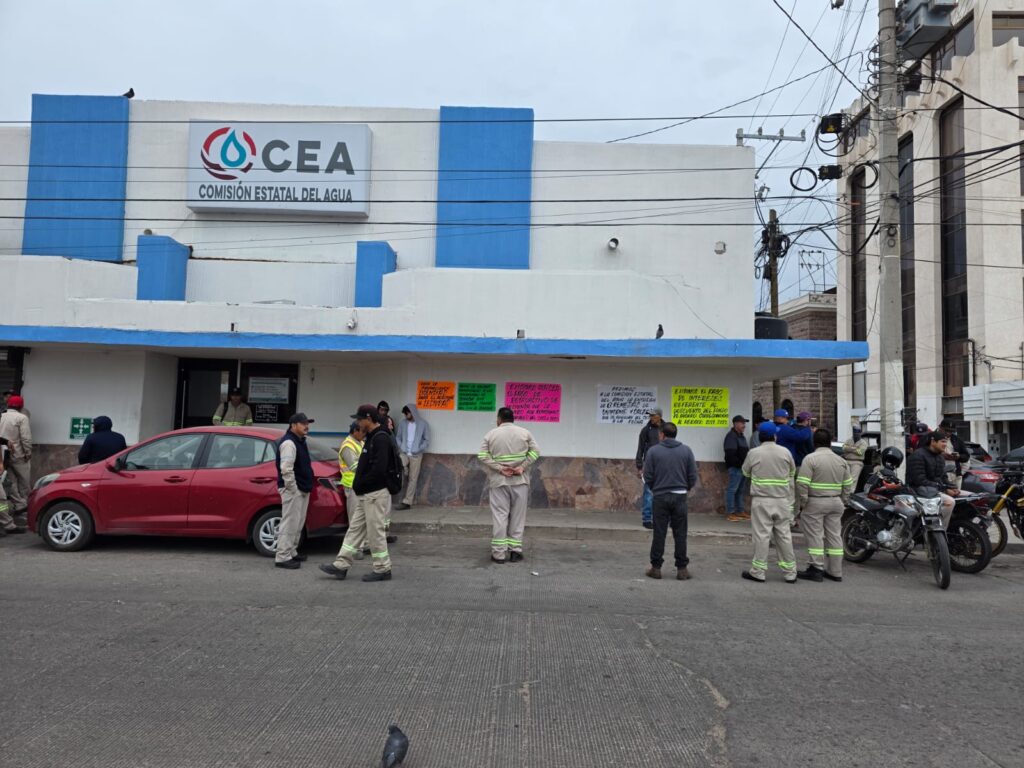 Realizan protesta trabajadores de la CEA 4 12 1
