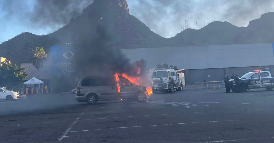 Fuego destruye camioneta