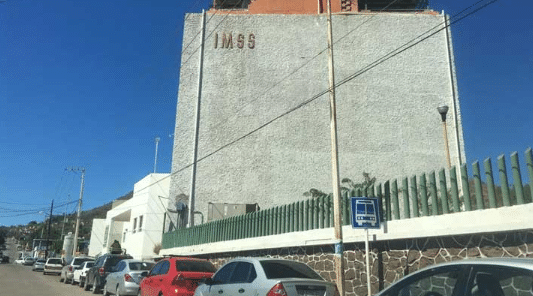 Golpean con roca a joven