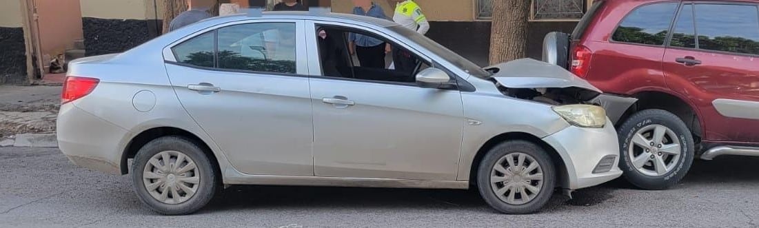 Choca contra auto estacionado en la colonia Centro