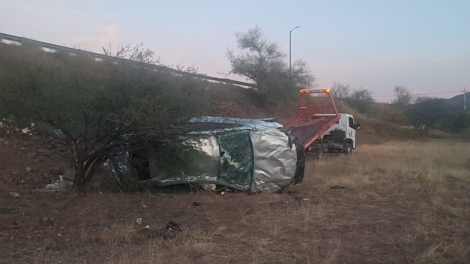 Se registra volcamiento; hay una persona lesionada