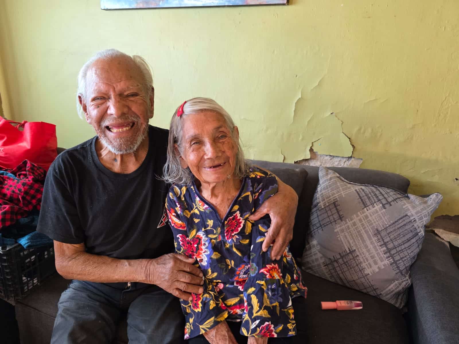 Pareja de adultos mayores deambulaban por las calles de Guaymas