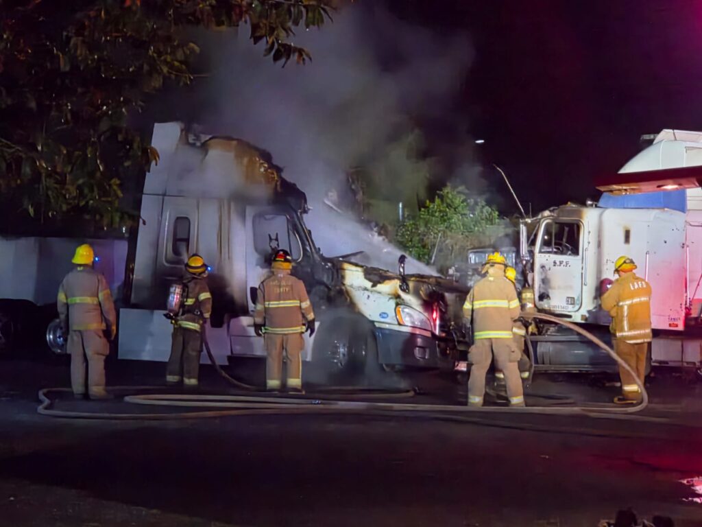 Se incendian dos tráilers en el fraccionamiento los Lagos 1 253