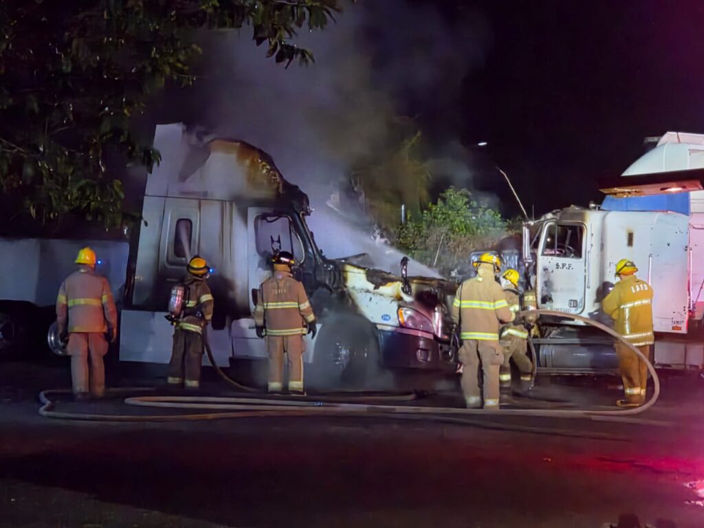 Se incendian dos tráilers en el fraccionamiento los Lagos 2 254