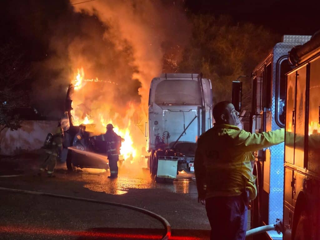 Se incendian dos tráilers en el fraccionamiento los Lagos 3 255