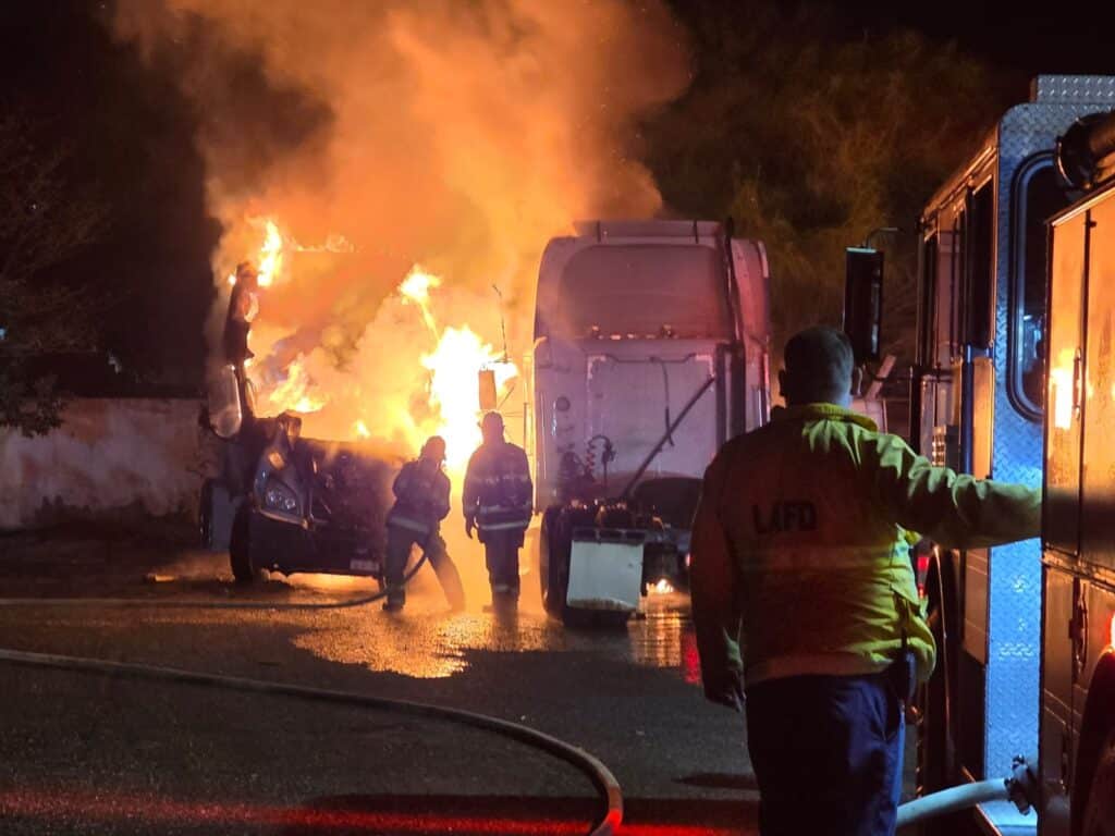 Se incendian dos tráilers en el fraccionamiento los Lagos 5 257