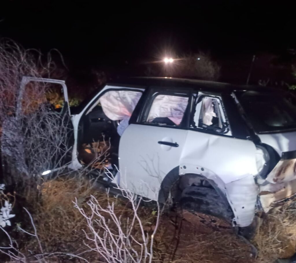 Dejan en abandono auto volcado 1 270