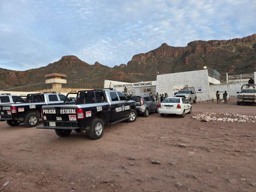 Realizan cateo en Cereso 4 318 copia