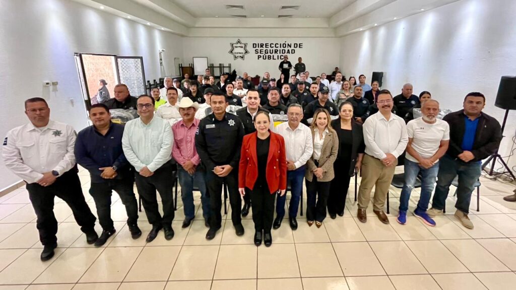 Alcaldesa Karla Córdova entrega uniformes a elementos de Seguridad Pública 1 338