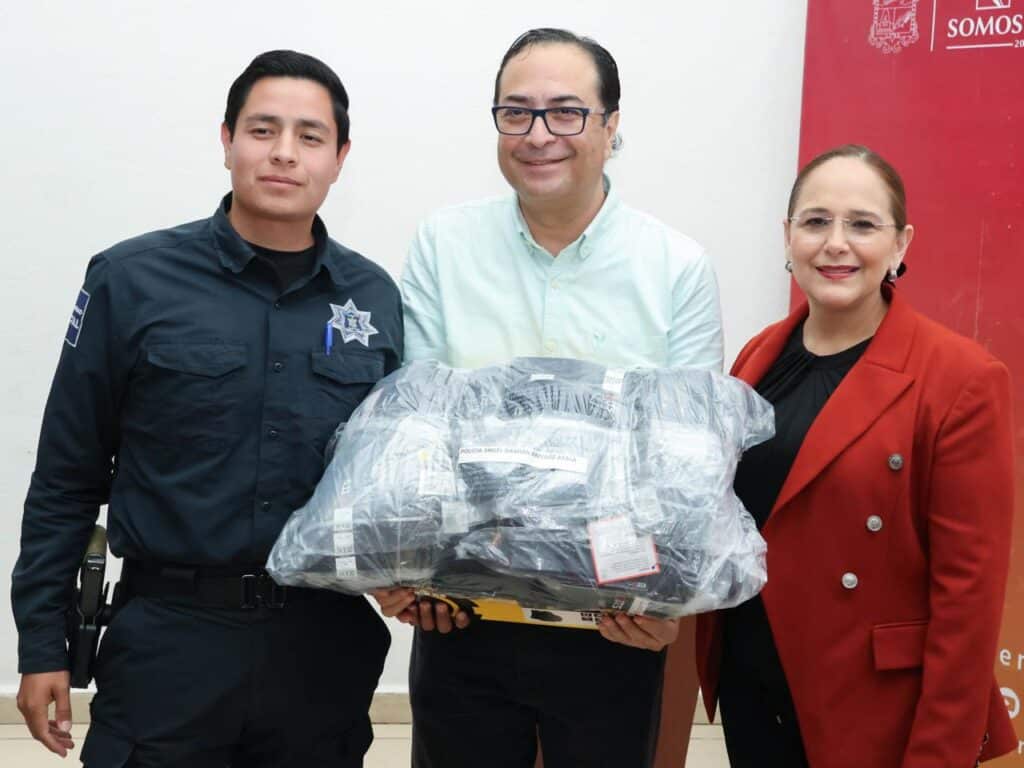 Alcaldesa Karla Córdova entrega uniformes a elementos de Seguridad Pública 2 339