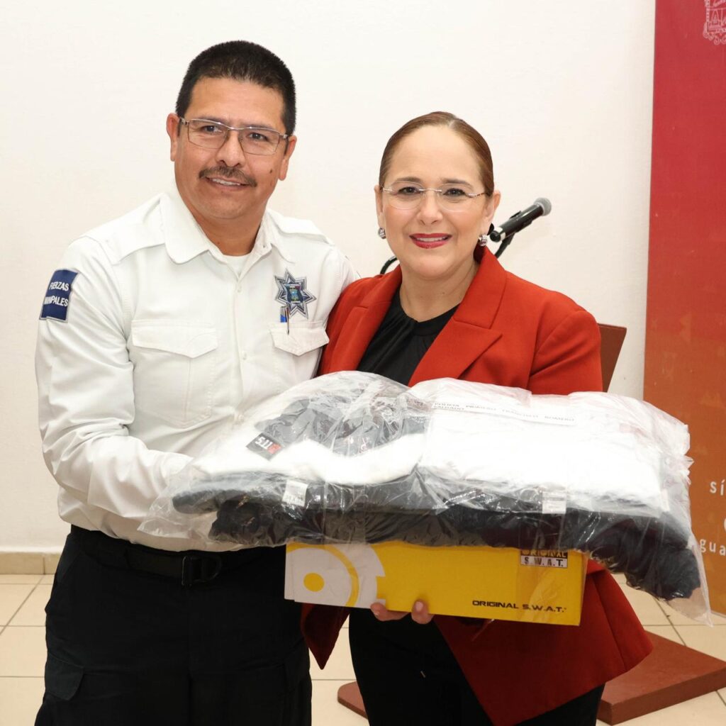 Alcaldesa Karla Córdova entrega uniformes a elementos de Seguridad Pública 4 341