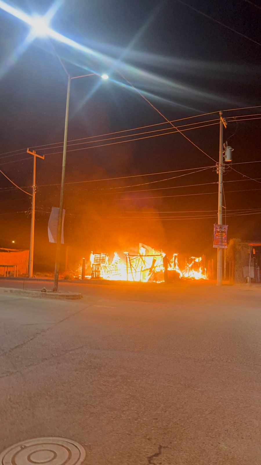 Destruye incendio vivienda en Empalme