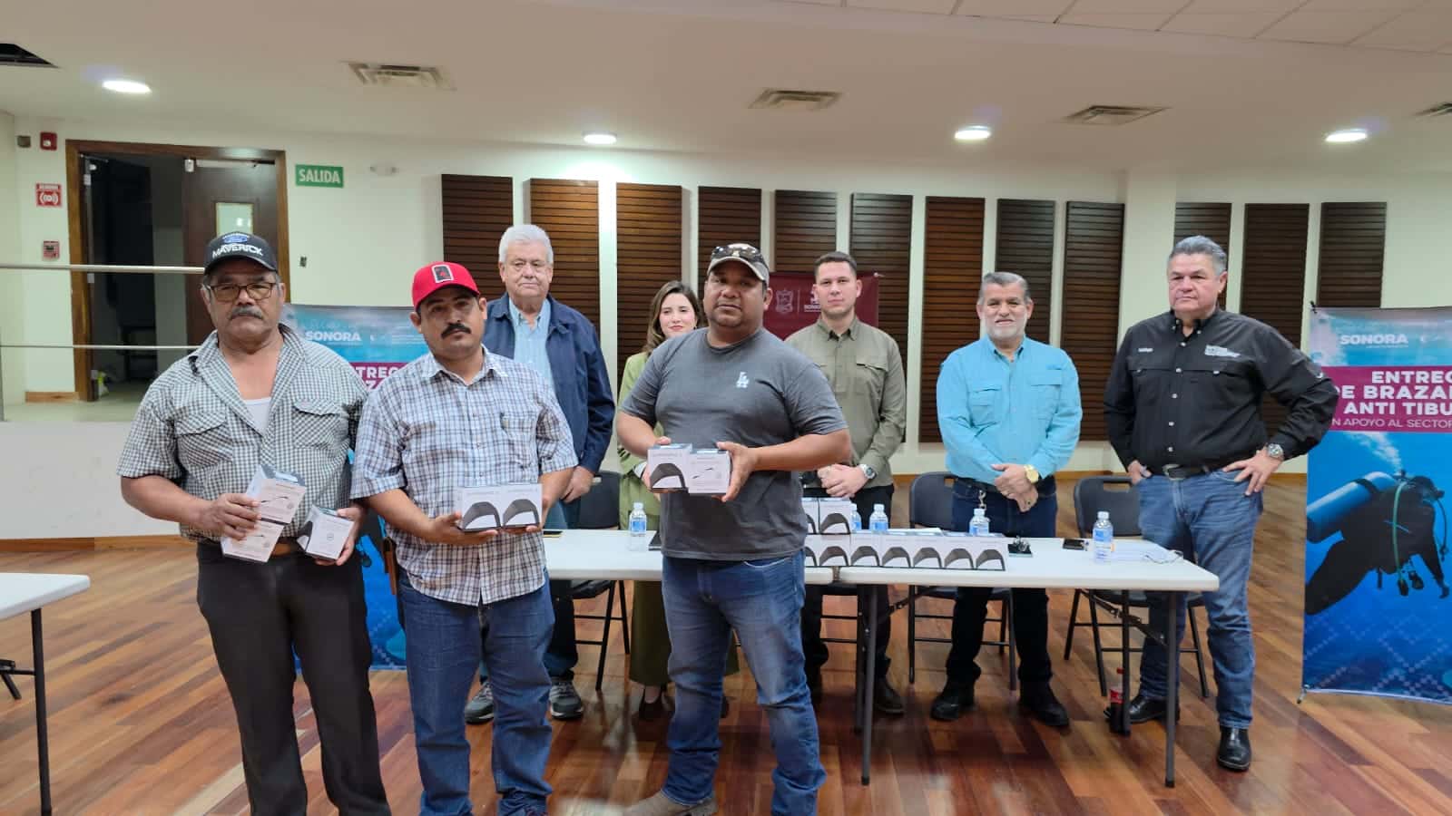 Reciben pescadores pulseras anti tiburón