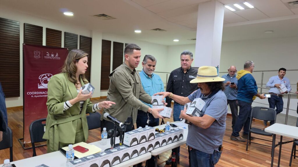 Reciben pescadores pulseras anti tiburón 1 43